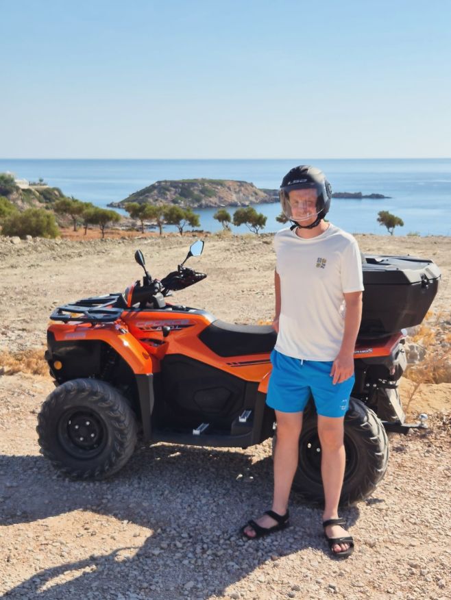 Moje dvanáctiletá neteř chvilku přemýšlela, a pak mi řekla, že tady vypadám jako “docela frajer”. Přijde mi to “docela”...